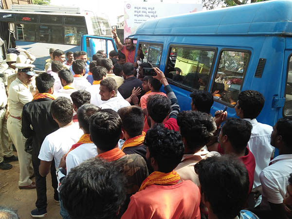 ಟಿಪ್ಪು ಜಯಂತಿ ಕೈಬಿಡಲು ಬಿಜೆಪಿ ಧರಣಿ: ಕಾರ್ಯಕರ್ತರ ಬಂಧನ, ಬಿಡುಗಡೆ